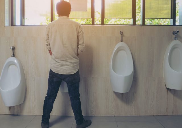 Tuvalette İdrarını Yapan Adam